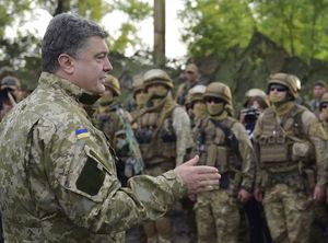 Президент України нагородив військових розвідників, які беруть участь в антитерористичній операції