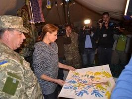 Дружина Президента України відвідала зону АТО та привезла для дітей та військових гуманітарний вантаж