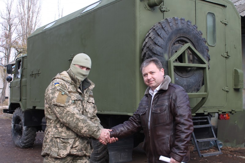 Волонтери Миколаєва передали розвідникам ВМС ЗС України мобільну пральню