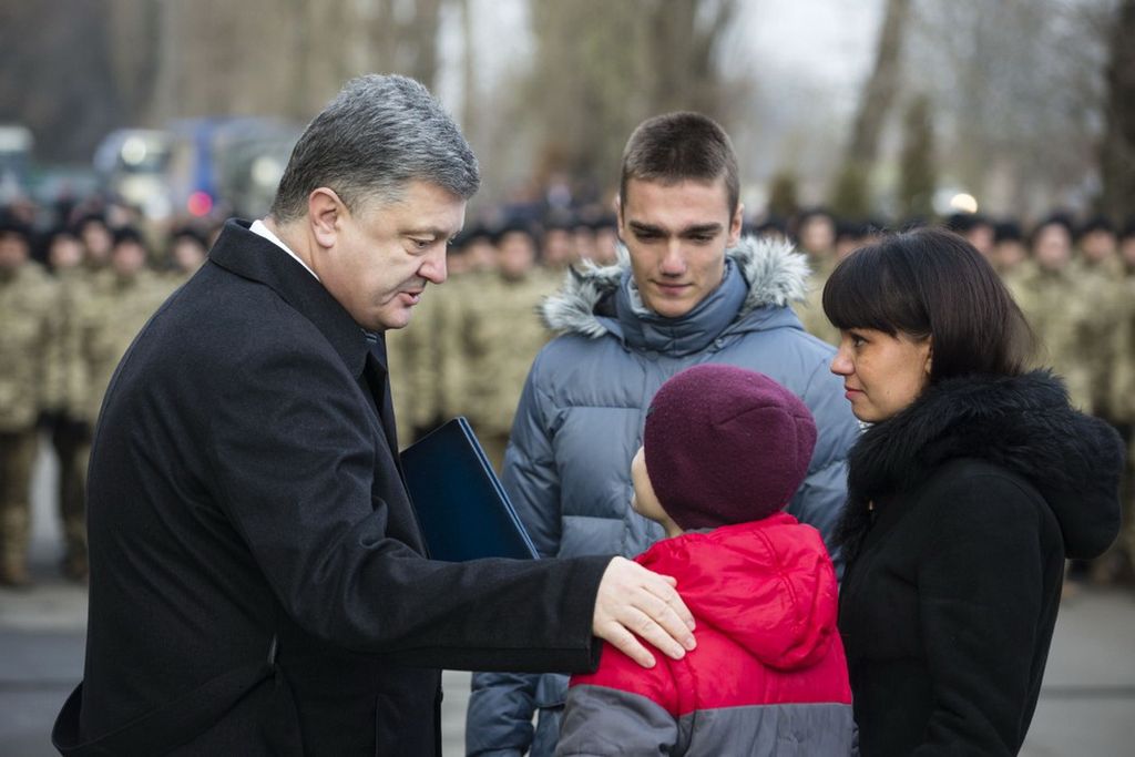 Президент України з нагоди свята вручив ордери на нове житло воїнам АТО, серед яких і співробітники ГУР МО України