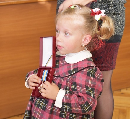 Three-year-old daughter of fallen scout received her father’s order “For Courage”