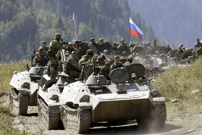 Російські війська накопичують озброєння та військову техніку на межі окупованого Криму і материкової частини України