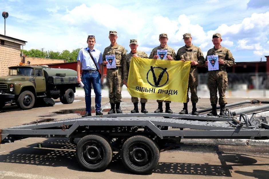 Представники мережі “Вільні Люди” передали ГУР МО України причіп для транспортування легкових автомобілів