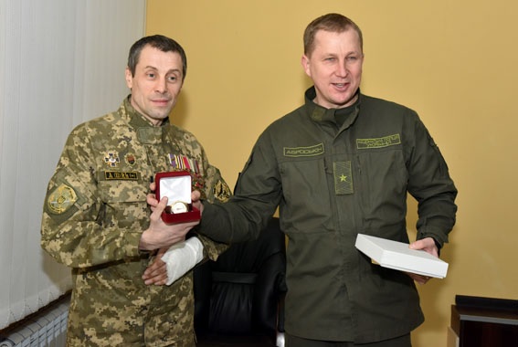 Очільник Національної поліції в Донецькій області вручив нагороду військовому розвіднику Руслану Пустовойту