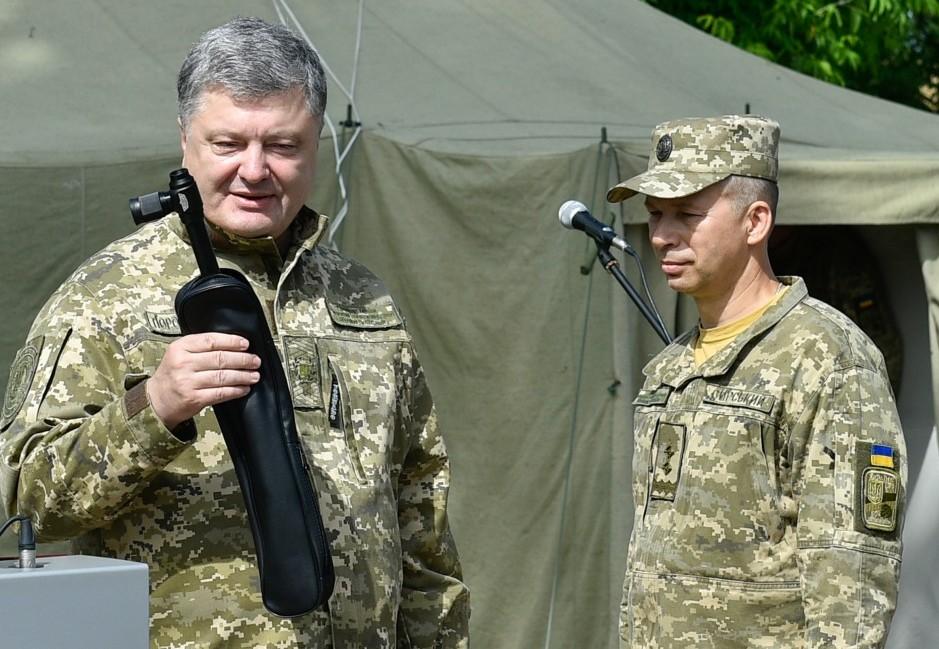 Петро Порошенко передав для розвідників АТО оптичні засоби розвідки, надані захисникам України Литовською Республікою