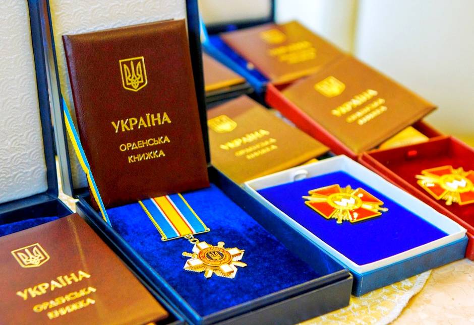 Президент України відзначив високими державними нагородами захисників України