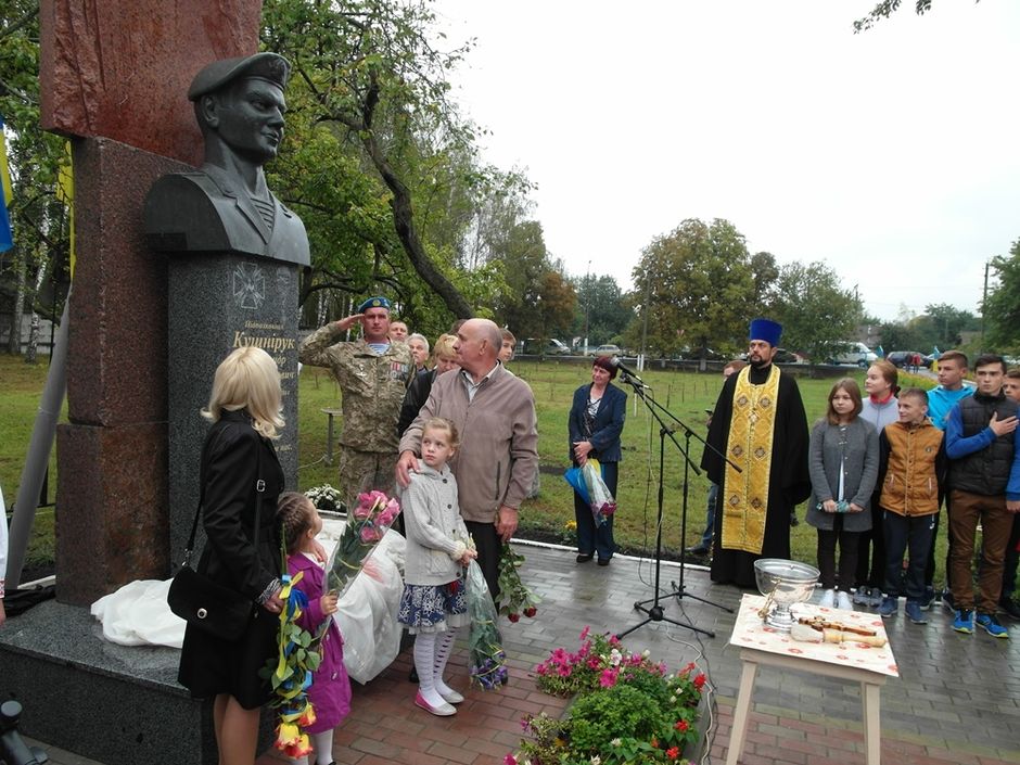 На подвір’ї школи, в якій навчався герой-розвідник Олександр Кушнірук, встановлено пам’ятне погруддя