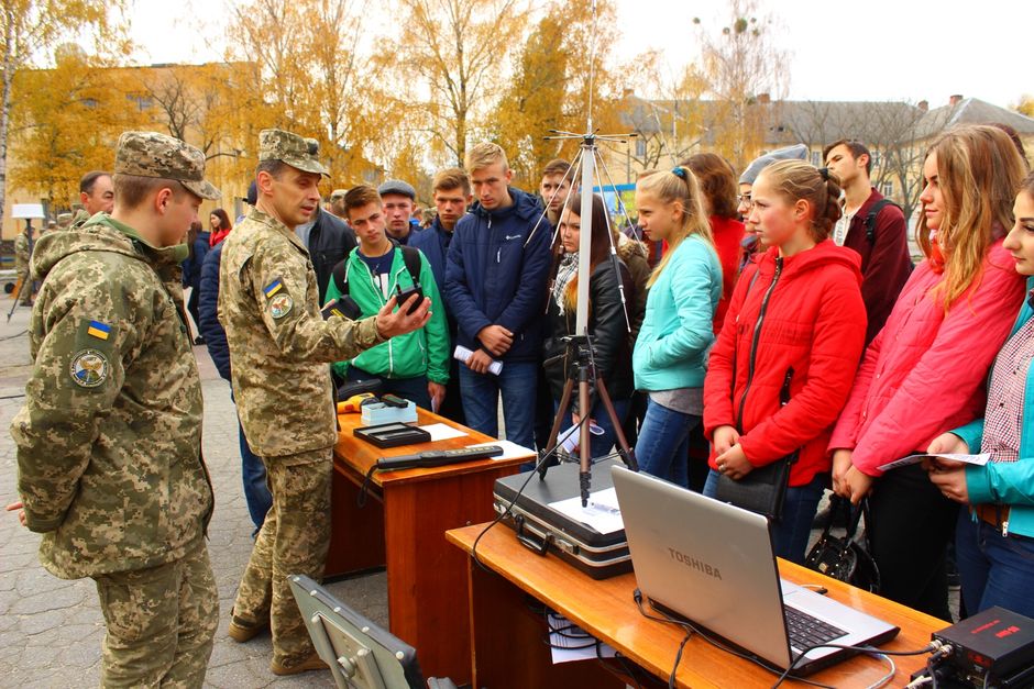 Школярі та ліцеїсти ознайомилися із умовами навчання курсантів у Житомирському військовому інституті