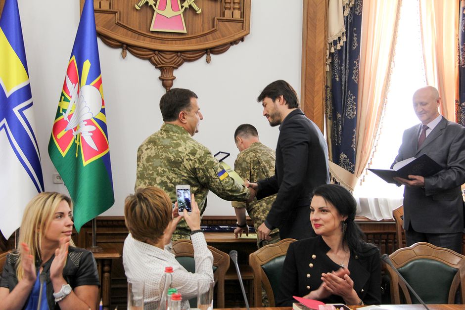 Minister of Defence of Ukraine presents insignia of the President of Ukraine “For Humanitarian Participant in Anti-Terrorist Operation” to a number of volunteers