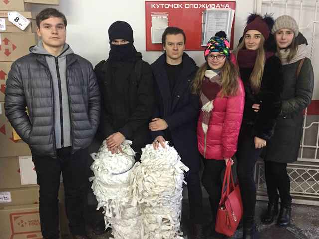 Майбутні історики з Тернополя виготовили чергову партію маскувальних сіток для українських розвідників