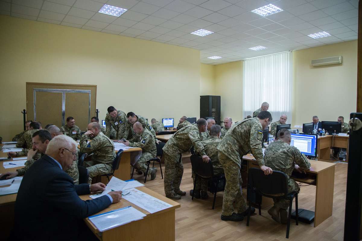 Офіцери-розвідники беруть участь у командно-штабній воєнній грі за стандартами НАТО