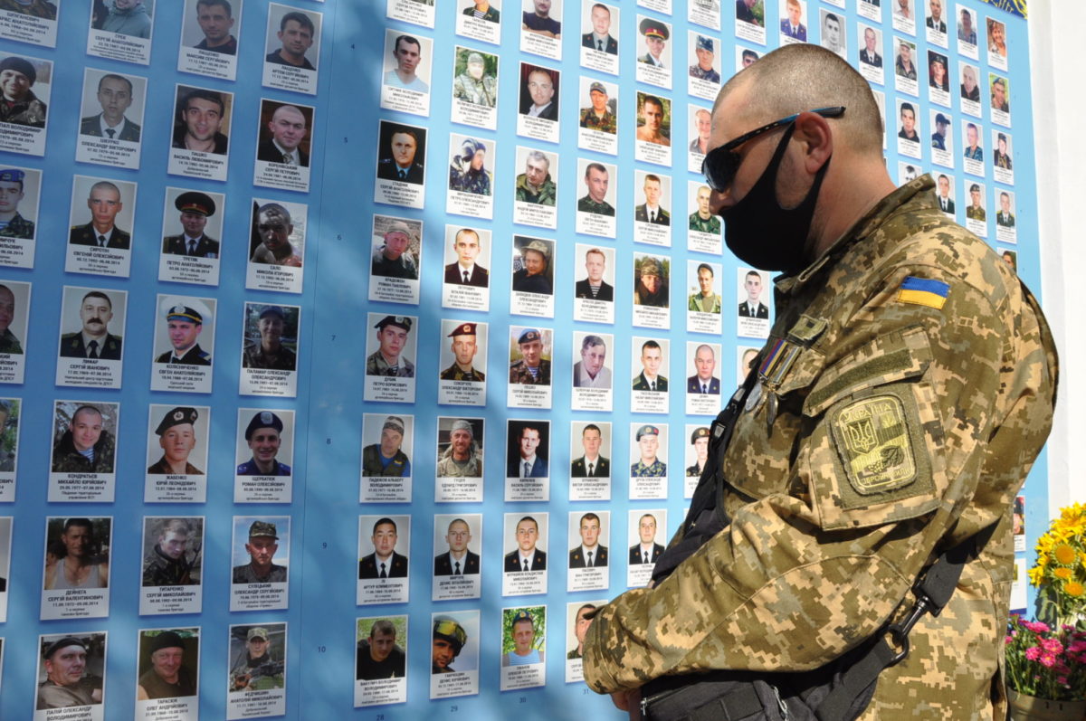 На Михайлівській площі в Києві відкрили й освятили оновлену Стіну пам’яті героїв, полеглих у російсько-українській війні