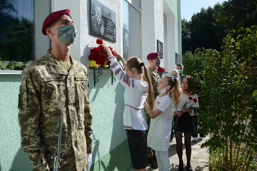 У Вишгороді встановили меморіальну дошку на честь захисника України Дмитра Булло
