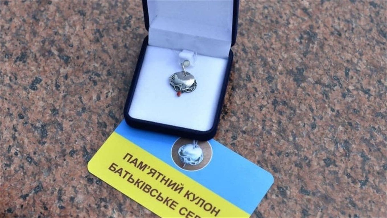 25 срібних кулонів-сердець вручили ветерани-розвідники в Бердичеві родинам загиблих на фронті