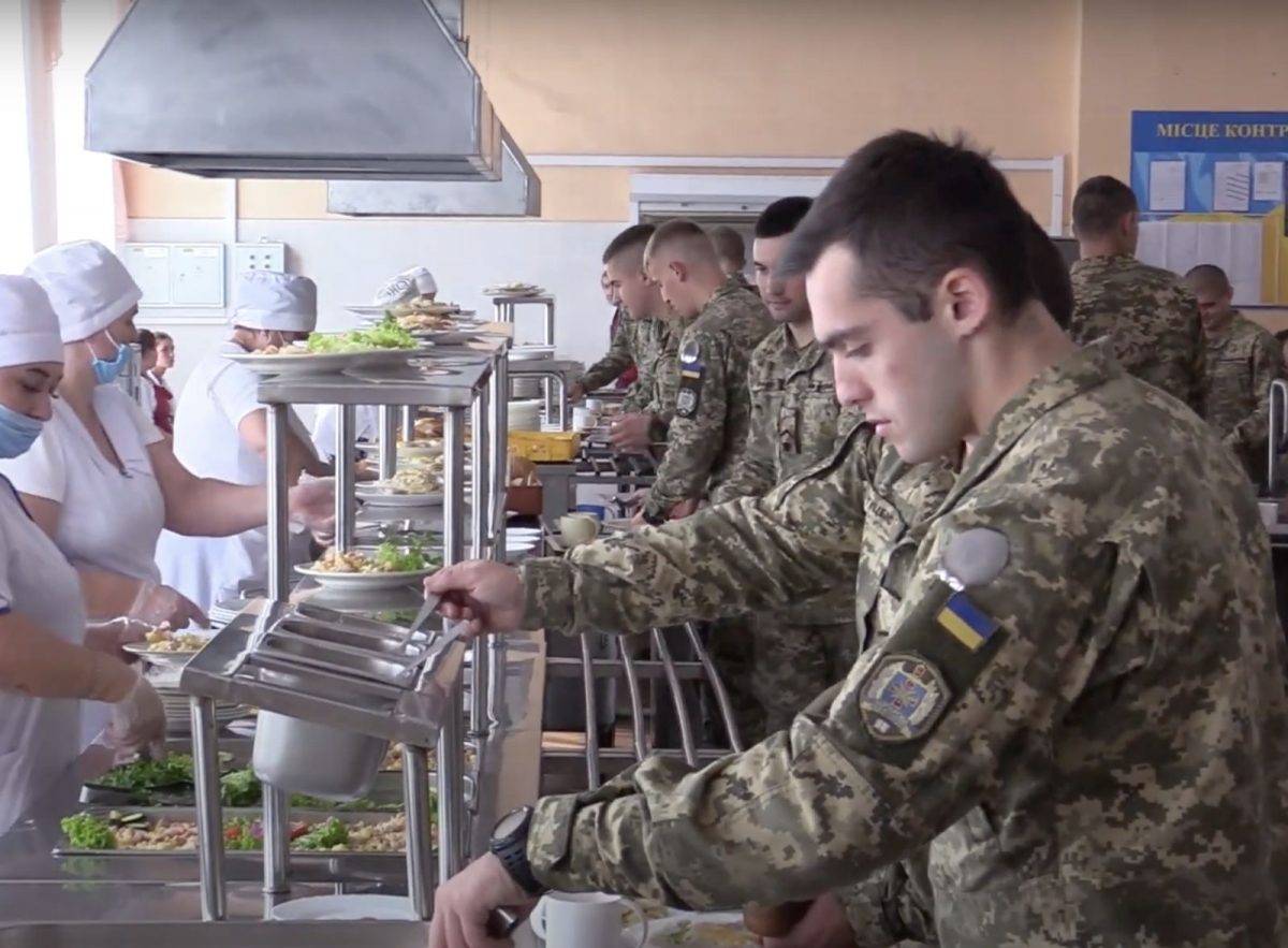 “Мої улюблені страви – це борщ та котлета по-київськи”, або курсанти-розвідники про нову систему харчування у Військовій академії