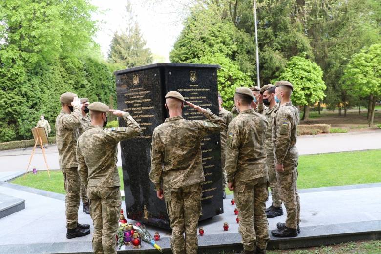 У Національній академії Сухопутних військ вшанували пам’ять загиблого випускника – розвідника Андрія Супрігана