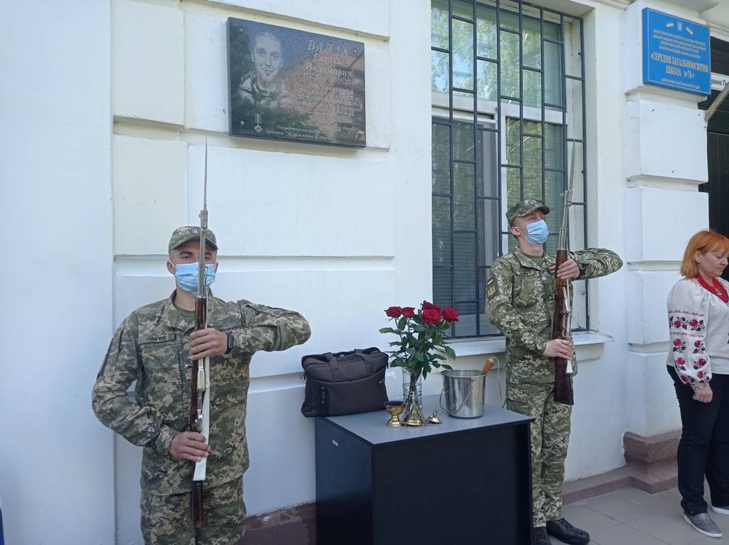 Ще на двох школах Дніпра з’явилися меморіальні дошки на честь загиблих розвідників – захисників України