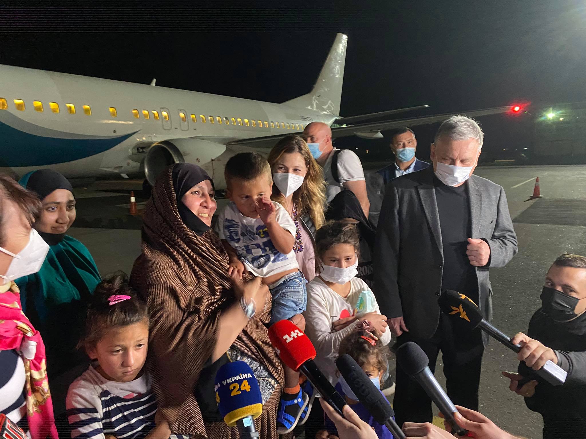 У Міжнародному аеропорту “Київ” зустріли літак із українкою та сімома її дітьми, які повернулися на Батьківщину із сирійського табору