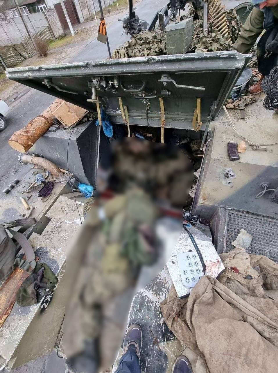 З’явилися фото з місця бою в Гостомелі, під час якого спецпризначенці ГУР МО України знищили значну кількість бронетехніки ворога