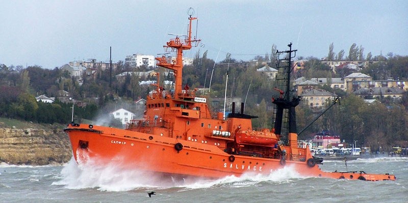 Піратське захоплення судна – окупанти примусово ведуть рятувальне судно «Сапфір» в Севастополь