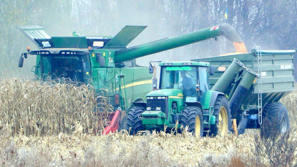 Окупанти прицільно б'ють по сільськогосподарській техніці та підривають продовольчу безпеку в Україні і світі