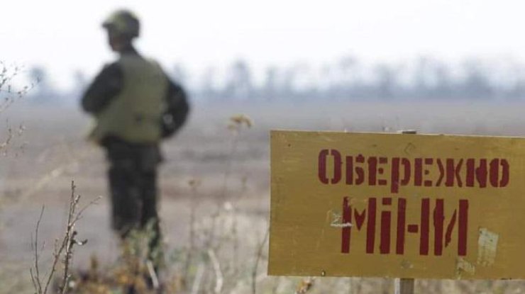Дороги, поля, ліси та цвинтарі – окупанти мінують Україну