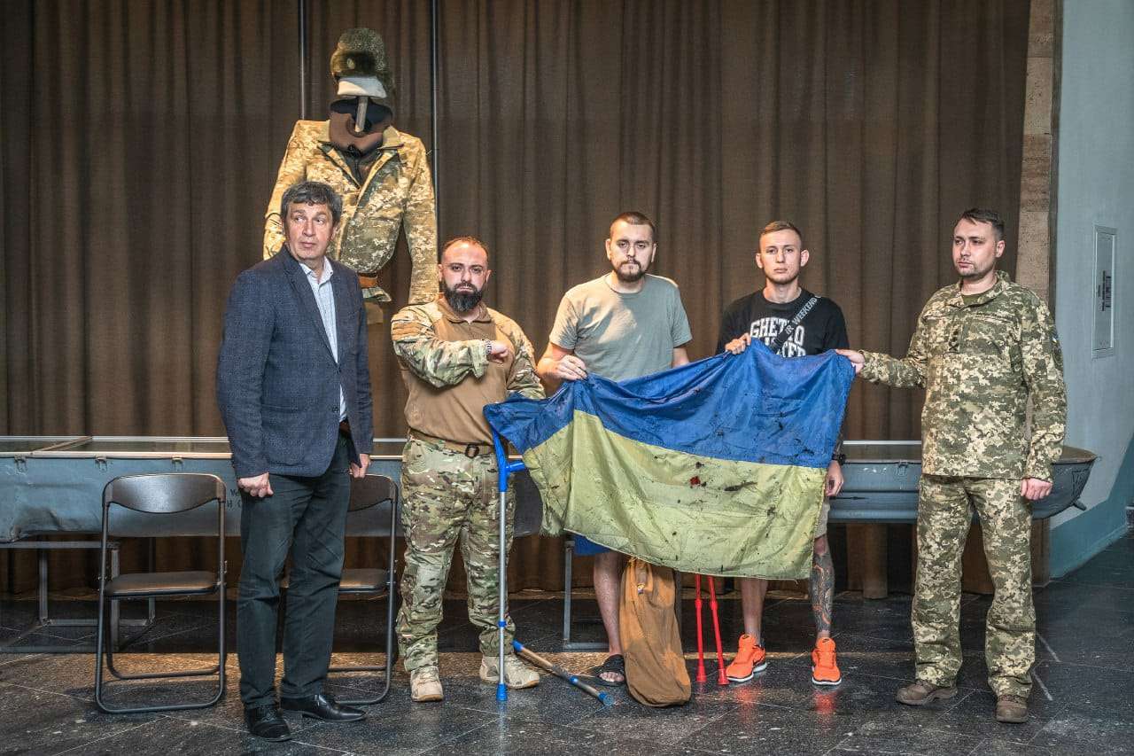Врятований Державний Прапор з «Азовсталі» передали до Музею історії України у Другій світовій війні