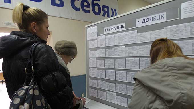 Окупанти намагаються заохотити чиновників РФ, які погодяться працювати в Україні, великими виплатами, в тому числі в гривнях
