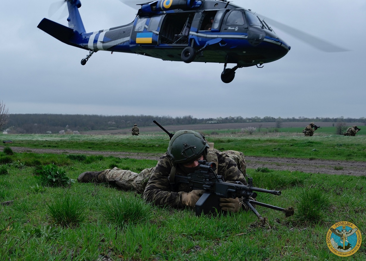 Бійці Головного управління розвідки опанували та використовують в бойових діях легендарний американський вертоліт Black Hawk - «Чорний яструб».