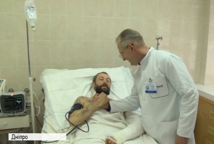 Dnipro medics save a wounded reconnaissance man