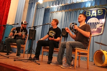 Українські музиканти заспівали для розвідників 3 окремого полку спеціального призначення 